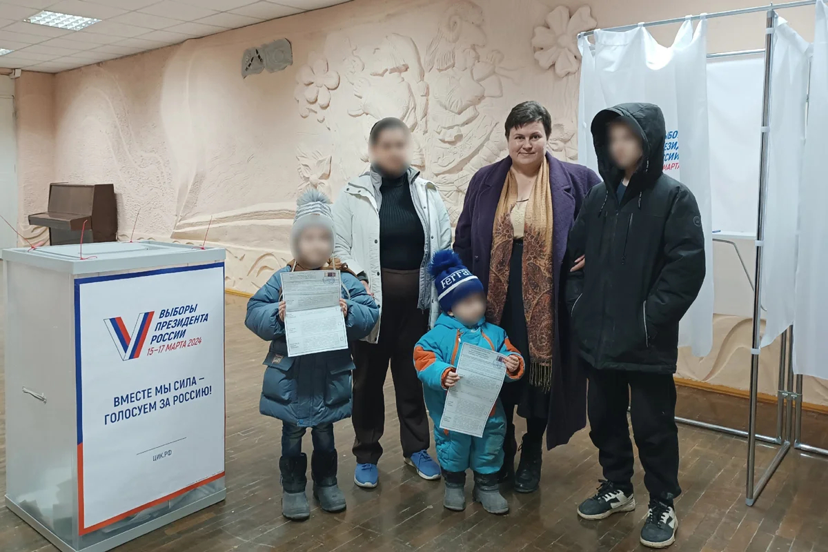 Людмила с детьми на выборах, 17 марта 2024 года. Фото с личной страницы Людмилы Борзило в VK