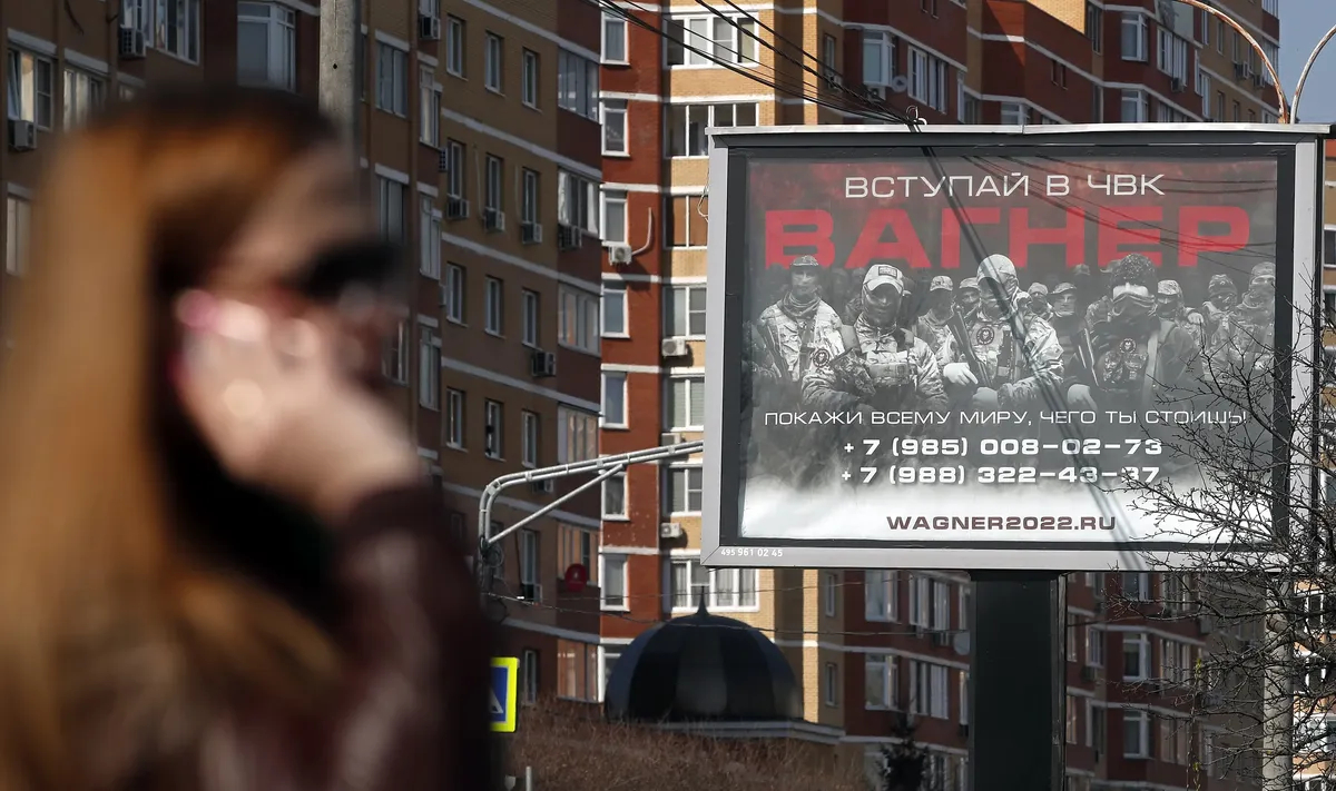 Рекламный щит с надписью «Вступайте в ЧВК Вагнер», продвигающим военную компанию группы Вагнера, в жилом районе Москвы, 12 апреля 2023 г. Фото: EPA-EFE/MAXIM SHIPENKOV