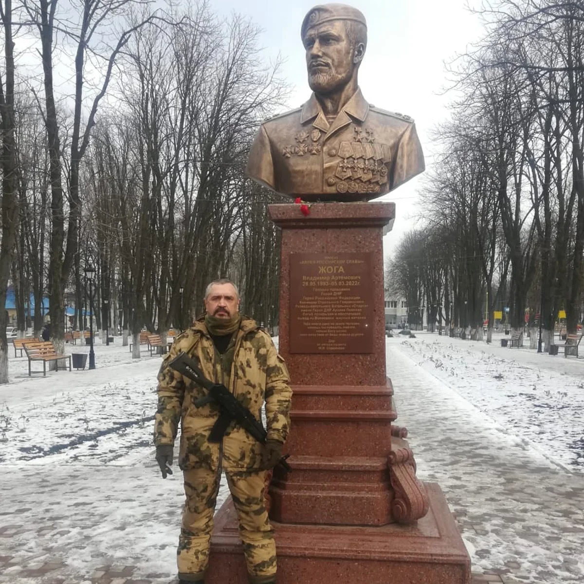 Дмитрий Артис у памятника Владимиру Жоге, апрель 2023 года. Фото: Дмитрий Артис / <a data-sk="tooltip_parent" data-stringify-link="https://vk.com/album7010119_291258131" href="https://vk.com/album7010119_291258131" rel="noopener noreferrer" target="_blank">VK</a>