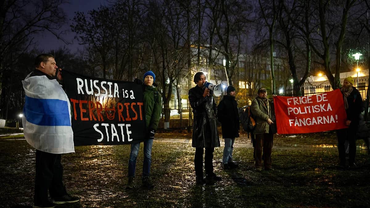 Протестующие на акции в память Алексея Навального у здания российского посольства в Стокгольме, Швеция, 16 февраля 2024 года. Фото: Christine Olsson / EPA-EFE
