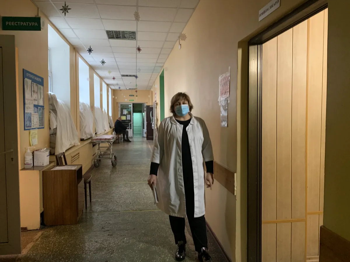 Детская областная больница, Татьяна Покотилова, заместитель генерального директора, в коридоре больничного корпуса, где окна заложены мешками с песком. Фото: Ольга Мусафирова, для «Новой газеты Европа»