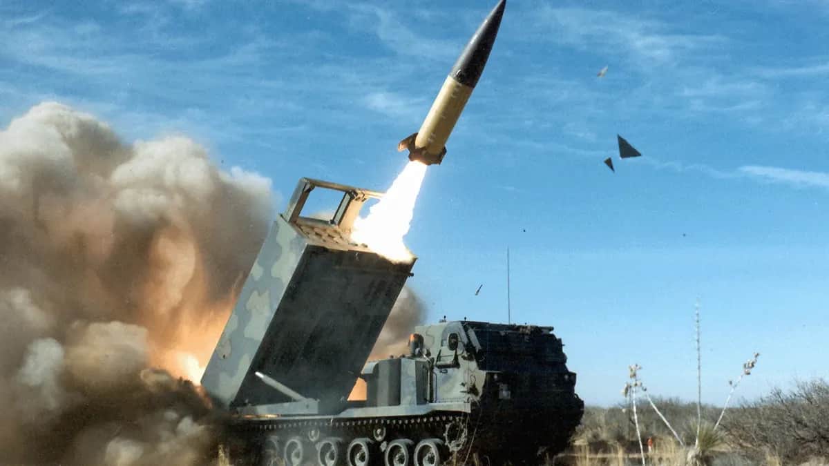 Ракета ATACMS запускается из РСЗО M270. Фото: <a href="https://commons.wikimedia.org/w/index.php?curid=77774980">Wikimedia Commons</a>