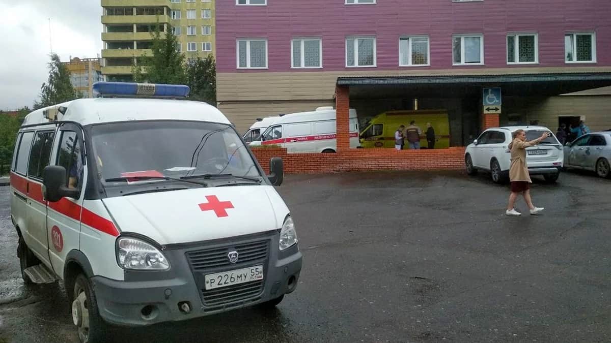 Скорая помощь у здания отделения реанимации больницы, Омск, 20 августа 2020 года. Фото: Евгений Софийчук / AP Photo / Scanpix / LETA