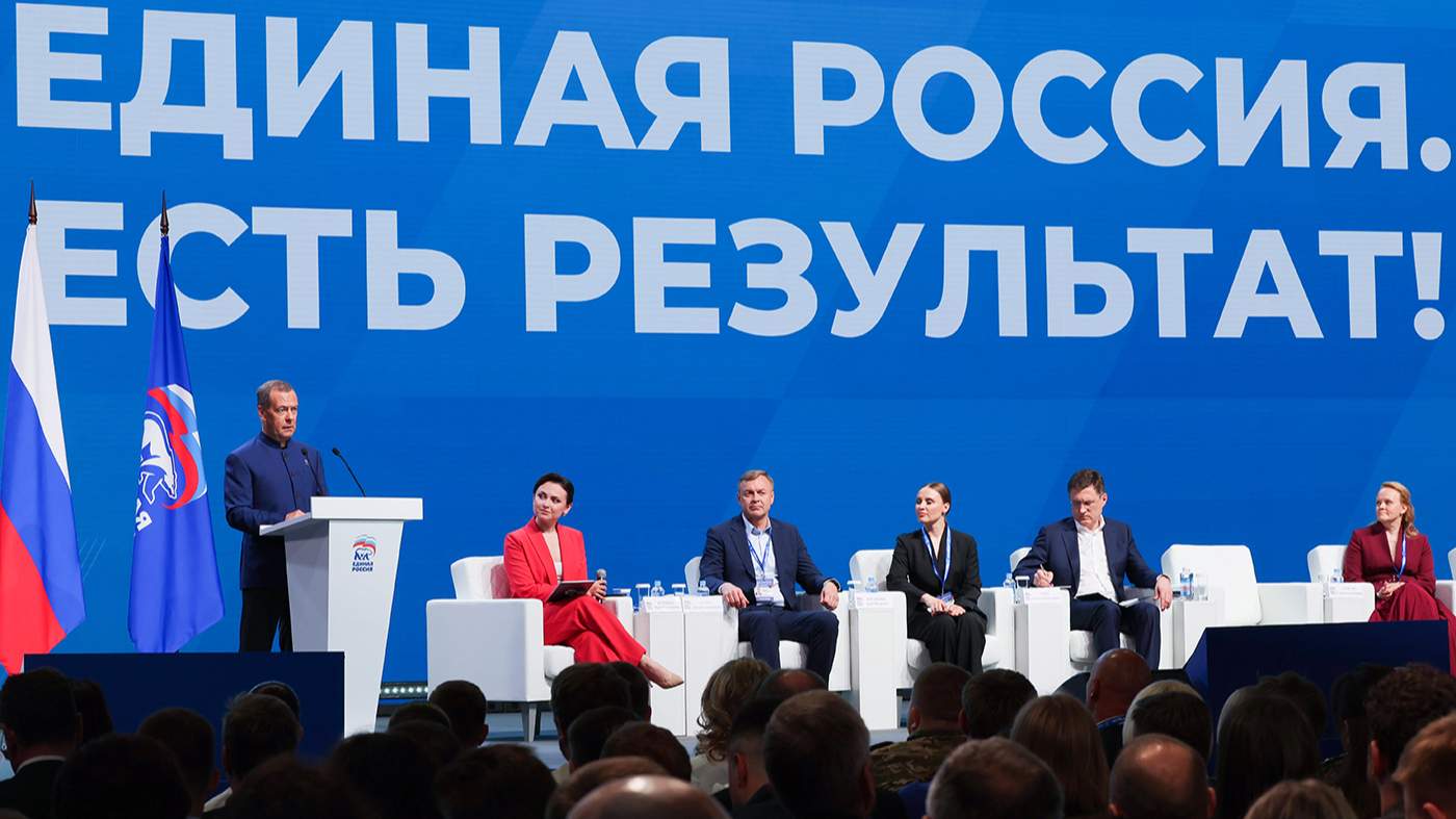 Дмитрий Медведев выступает на пленарном заседании отчетно-программного форума партии "Единая Россия" в Москве, Россия, 9 июня 2026 года. Фото: Екатерина Штукина / Sputnik / EPA