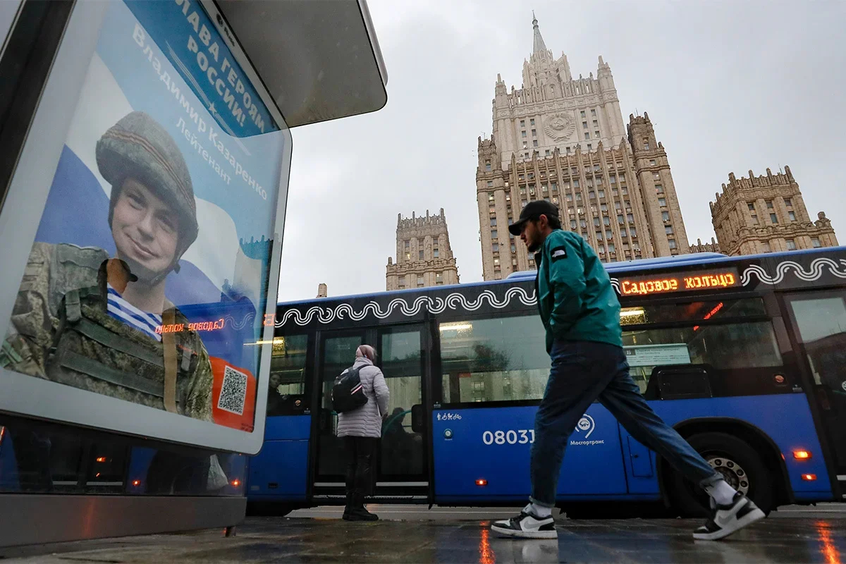“Glory to the heroes of Russia.” A poster with a soldier and slogan outside the Russian Ministry of Foreign Affairs, Moscow. 17 October 2022. Source: Yuri Kochetkov / EPA-EF