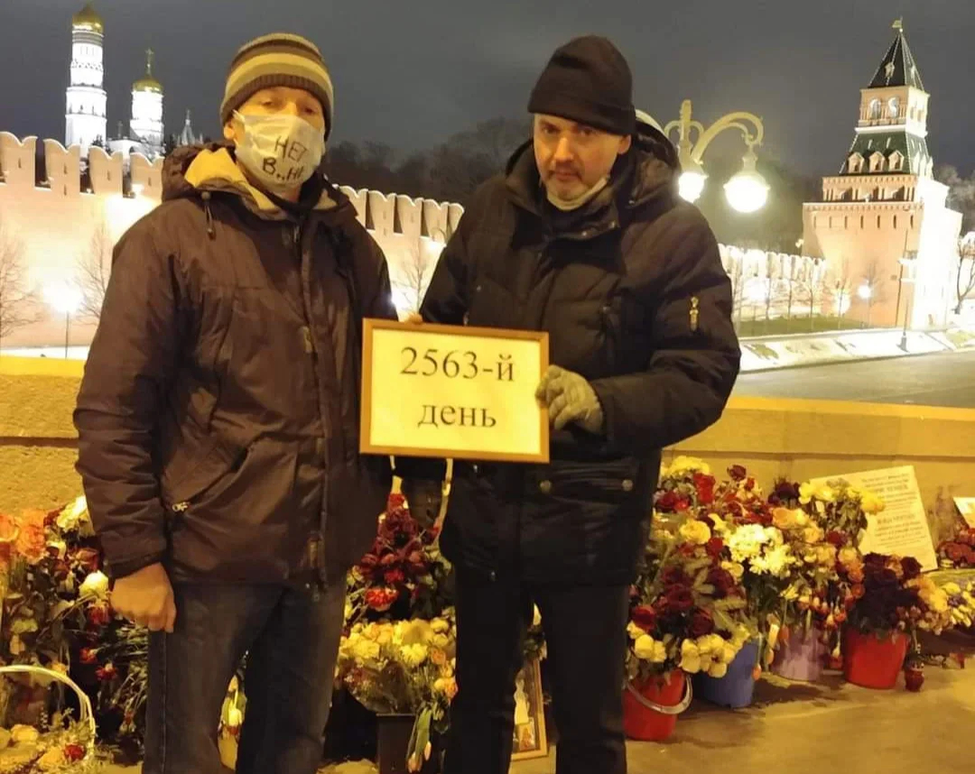 Mishchenko (R) stands guard at Nemtsov Bridge in 2022 on day 2,563 since Nemtsov’s death. Photo: <a href="https://www.facebook.com/yevgeniy.mishchenko.7">Facebook</a>