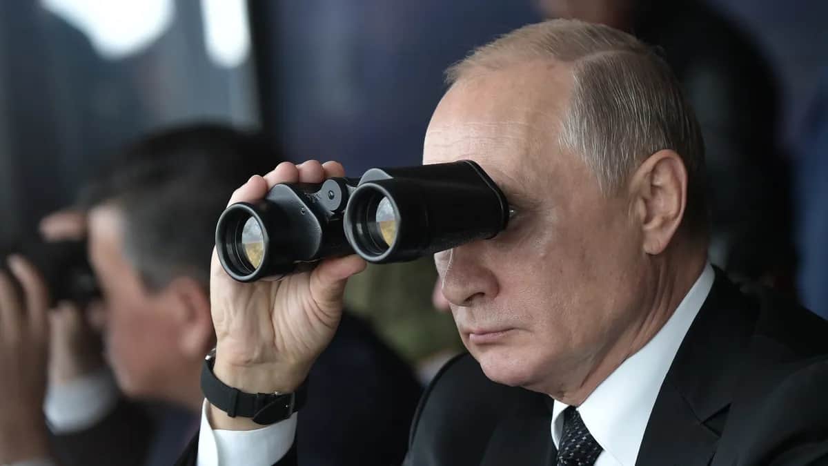 Vladimir Putin watches military manoeuvres at a training ground outside Orenburg in the Russian Urals, 20 September 2019. Photo: Alexey Nikolsky / Kremlin