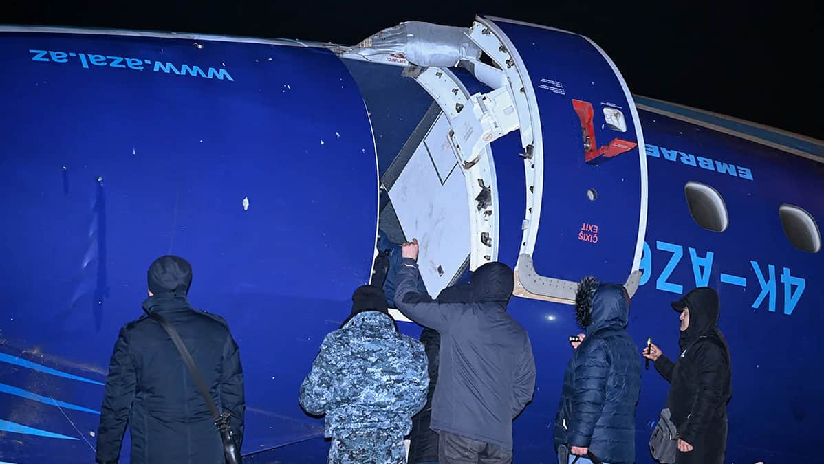 Обломки пассажирского самолета Embraer ERJ-190AR на месте крушения близ Актау, Казахстан, 25 декабря 2024. Фото: EPA-EFE