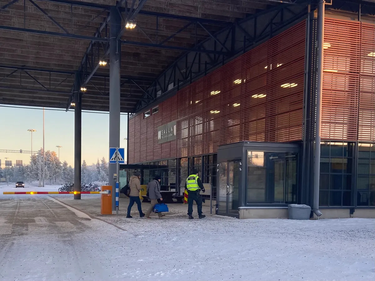 Беженцев, оформивших документы, ведуз в здание КПП ожидать автобусов до распределительных центров. Фото: Соня Мустаева 