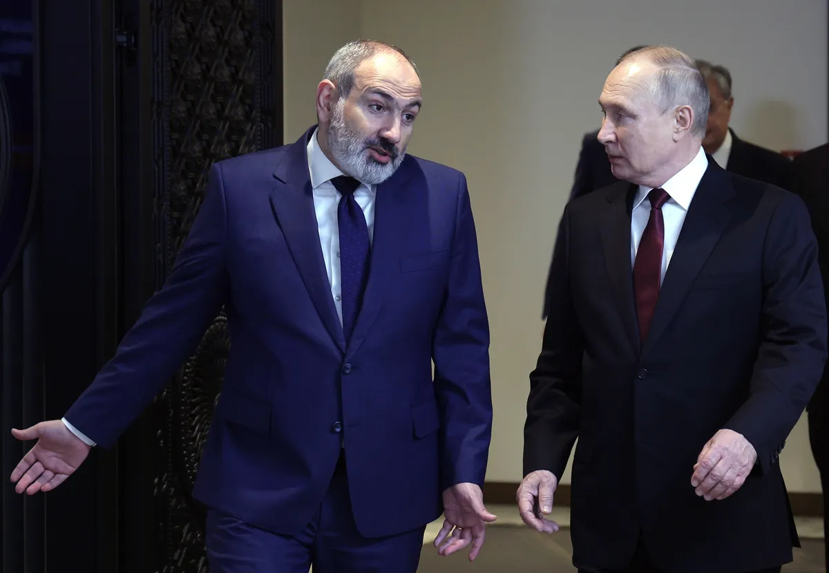 Armenian Prime Minister Nikol Pashinyan with Russian President Vladimir Putin after a CSTO meeting in Yerevan, 23 November 2022. Photo: EPA-EFE / VLADIMIR SMIRNOV / SPUTNIK / KREMLIN POOL