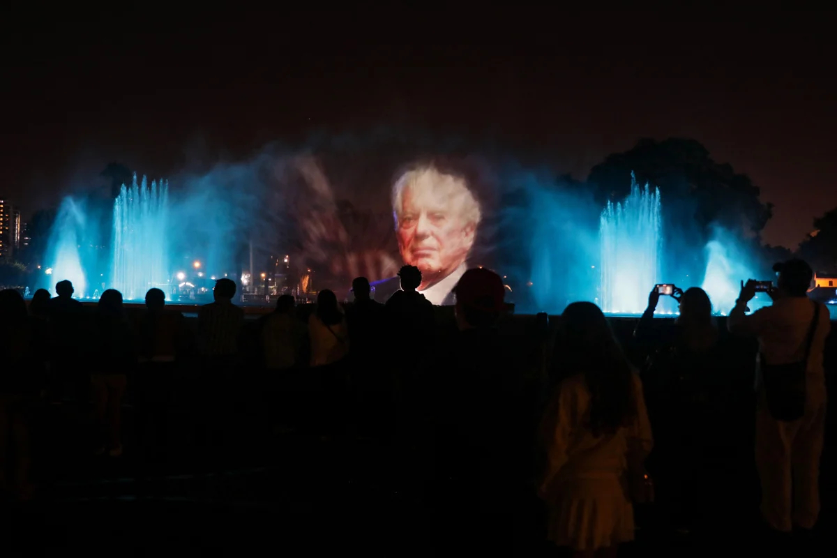 Портрет Марио Варгаса Льосы на фонтане в Лиме, Перу, 14 апреля 2025 года. Фото: Connie France / AFP / Scanpix / LETA 
