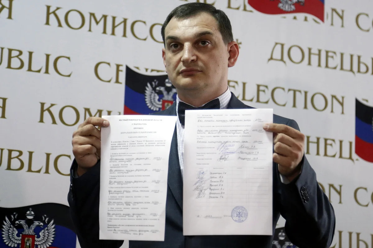 Глава Центрального избирательного комитета «Донецкой народной республики» Роман Лягин показывает протокол результатов референдума, 12 мая 2014 года. Фото: Максим Шипенков / EPA