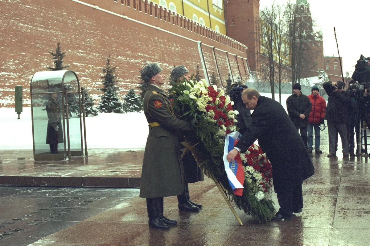 Путин чествует память жертв сталинских репрессий 1944 года, 23 февраля 2000 года. Фото: Antoine Gyori / Sygma / Getty Images