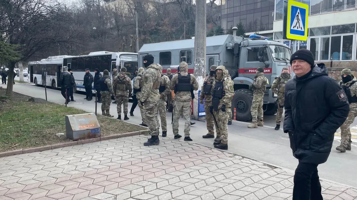 В Симферополе арестовали шестерых крымских татар по делу «Хизб ут-Тахрир». У суда задержали 30 человек