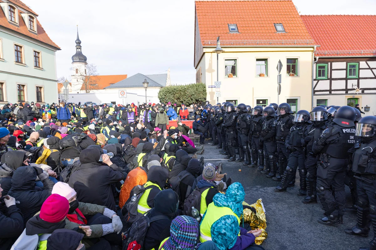 Сидячий протест на митинге против съезда AfD в Ризе, 11 января 2025 года. Фото: Paul-Philipp Braun / EPD / Imago Images / Scanpix / LETA