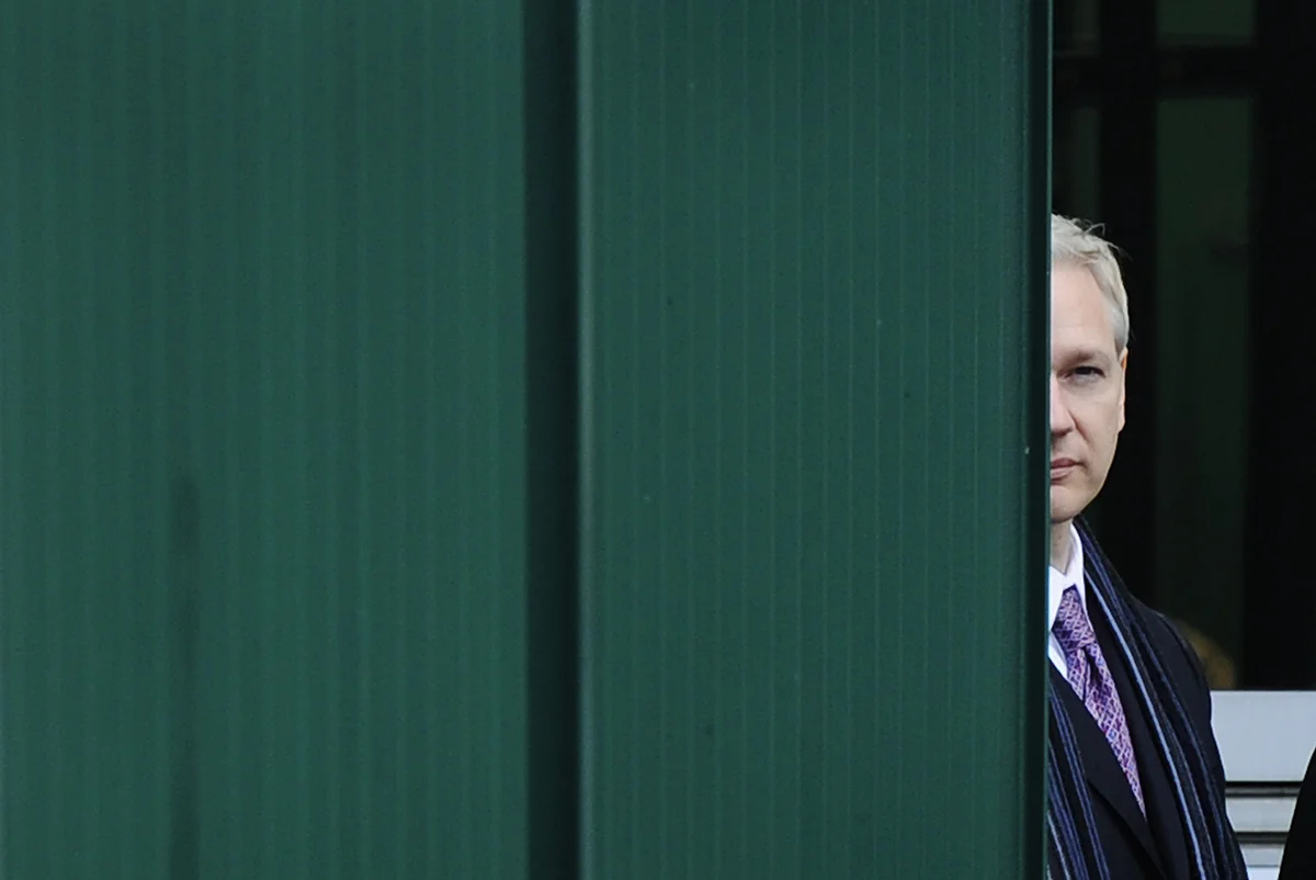 Основатель Wikileaks Джулиан Ассанж перед выступлением в суде, Лондон, Великобритания, 11 февраля 2011 года. Фото: Facundo Arrizabalaga / EPA