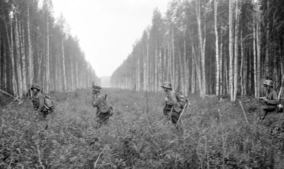 Финские солдаты пересекают границу с СССР, лето 1941 года. Фото: Wikimedia Commons