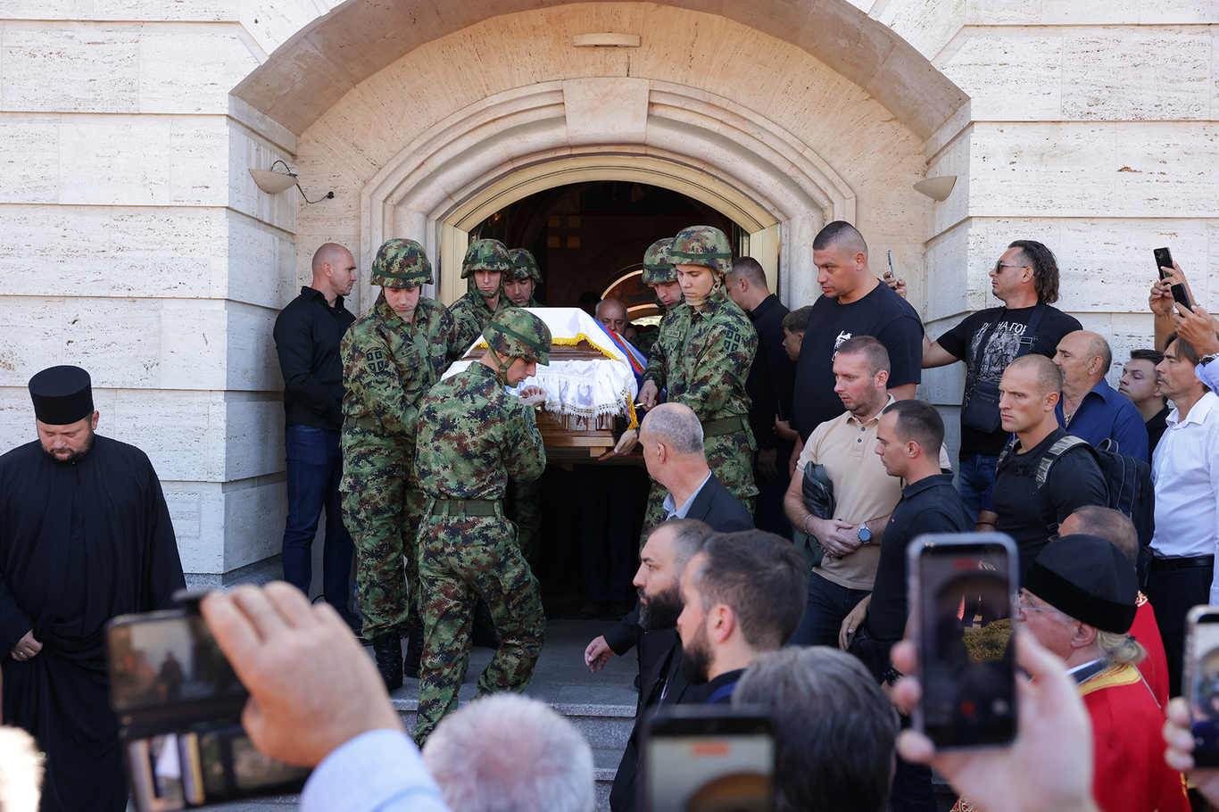 Военнослужащие почетного караула несут гроб во время церемонии прощания с Ратко Младичем. Белград, Сербия. 7 сентября 2026 года. Фото: Andrej Cukic / EPA