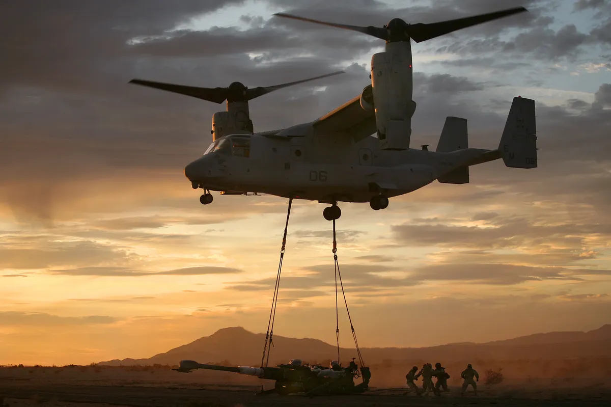 Конвертоплан MV-22 Osprey транспортирует гаубицу M777A2 в зоне приземления Сандхилл в Центре наземных боевых действий Корпуса морской пехоты США. Фото: <a href="https://commons.wikimedia.org/w/index.php?curid=21444823">Wikimedia Commons</a>, Lance Cpl. Kelsey J. Green. This image was released by the <a href="http://www.defense.gov/photoessays/photoessayss.aspx?id=1326">United States Marine Corps</a> with the ID 090710-M-0581G-046