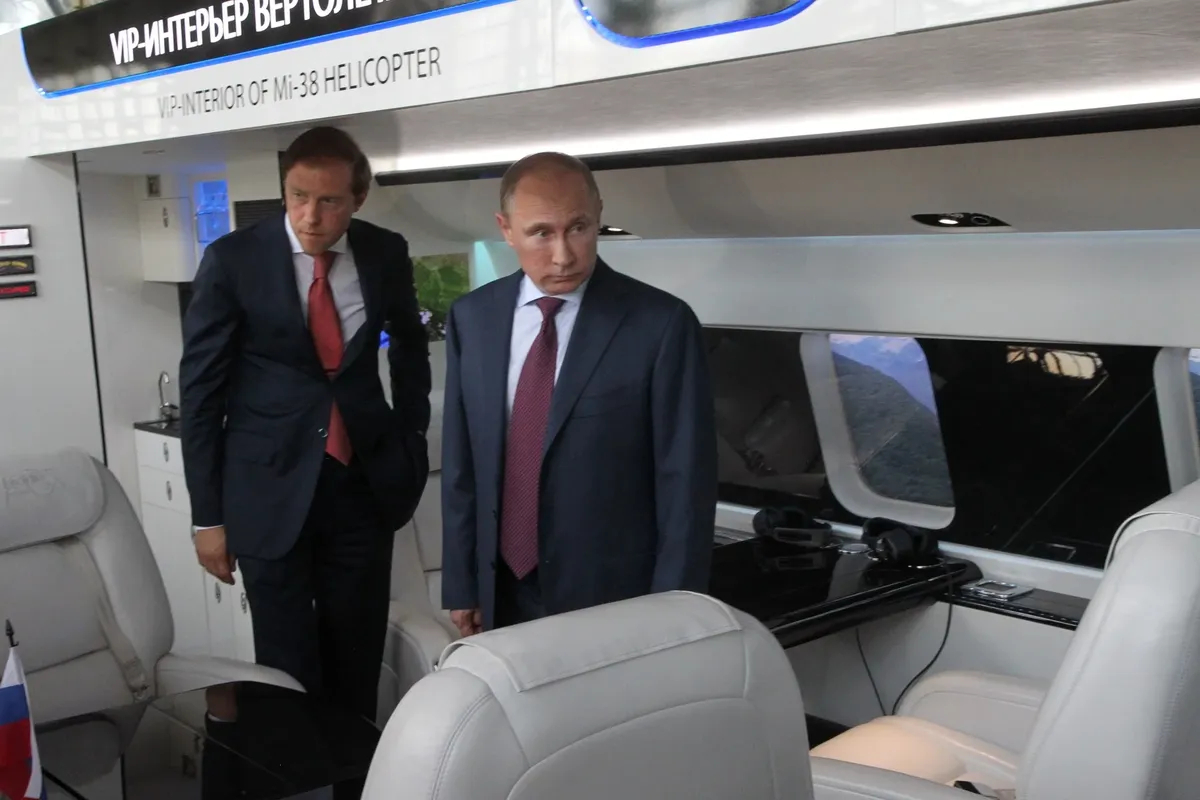 Денис Мантуров Владимир Путин осматривают салон нового вертолета Ми-38 во время посещения вертолетного завода «Роствертол» в Ростове-на-Дону, 2013 год. Фото: Sasha Mordovets / Getty Images