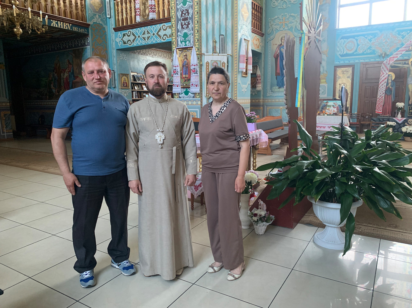 Священник Тарас Варварук с родителями погибшего майора Тараса «Бунтаря» Коханюка. Фото: Ольга Мусафирова / «Новая Газета Европа»