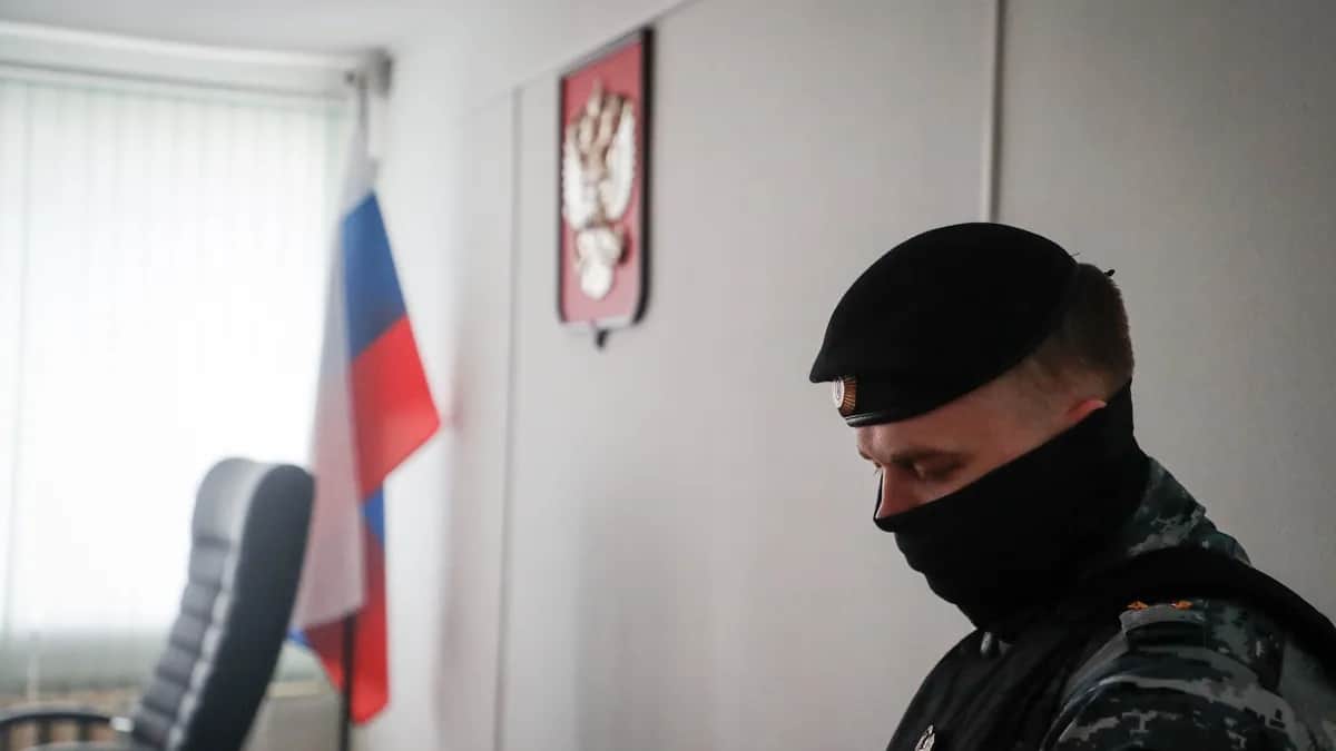 A policeman guards the courtroom during Alexey Mosklayov’s trial for “discrediting the armed forces” in Yefremov, Russia, 6 April 2023. Photo: EPA / MAXIM SHIPENKOV<br>