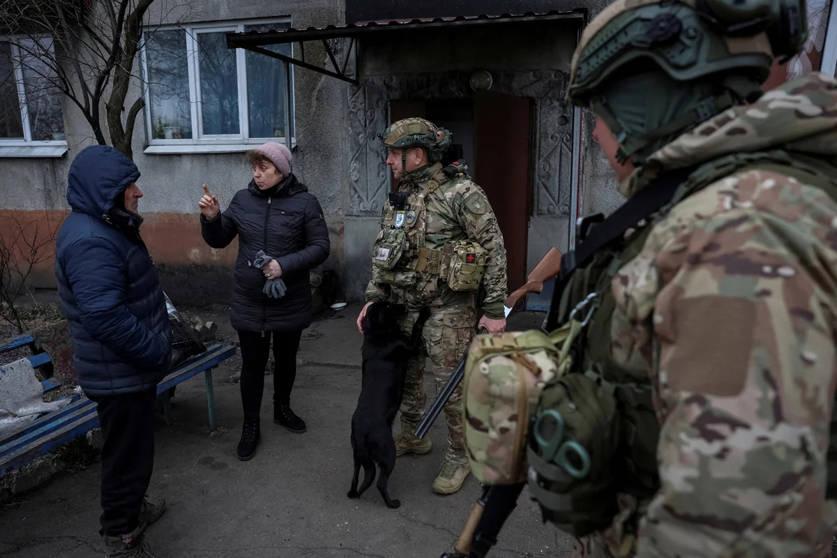 Украинские полицейские пытаются убедить жителей Покровска эвакуироваться, 6 февраля 2025 года. Фото: Anatolii Stepanov / Reuters / Scanpix / LETA
