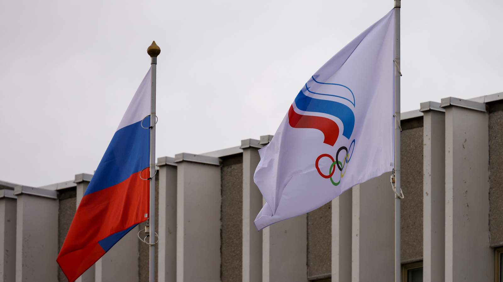 Флаги у здания Олимпийского комитета России, Москва, 7 июля 2026 года. Фото: Артем Геодакян / ТАСС / ZUMA Press / Scanpix / LETA