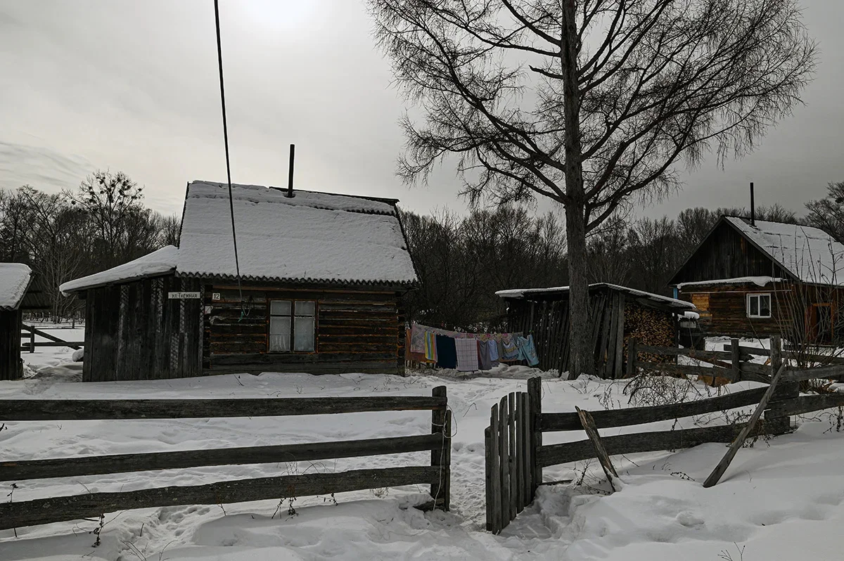 Igor Kyalundzyuga’s yard. Photo by Irina Kravtsova / Novaya Gazeta Europe