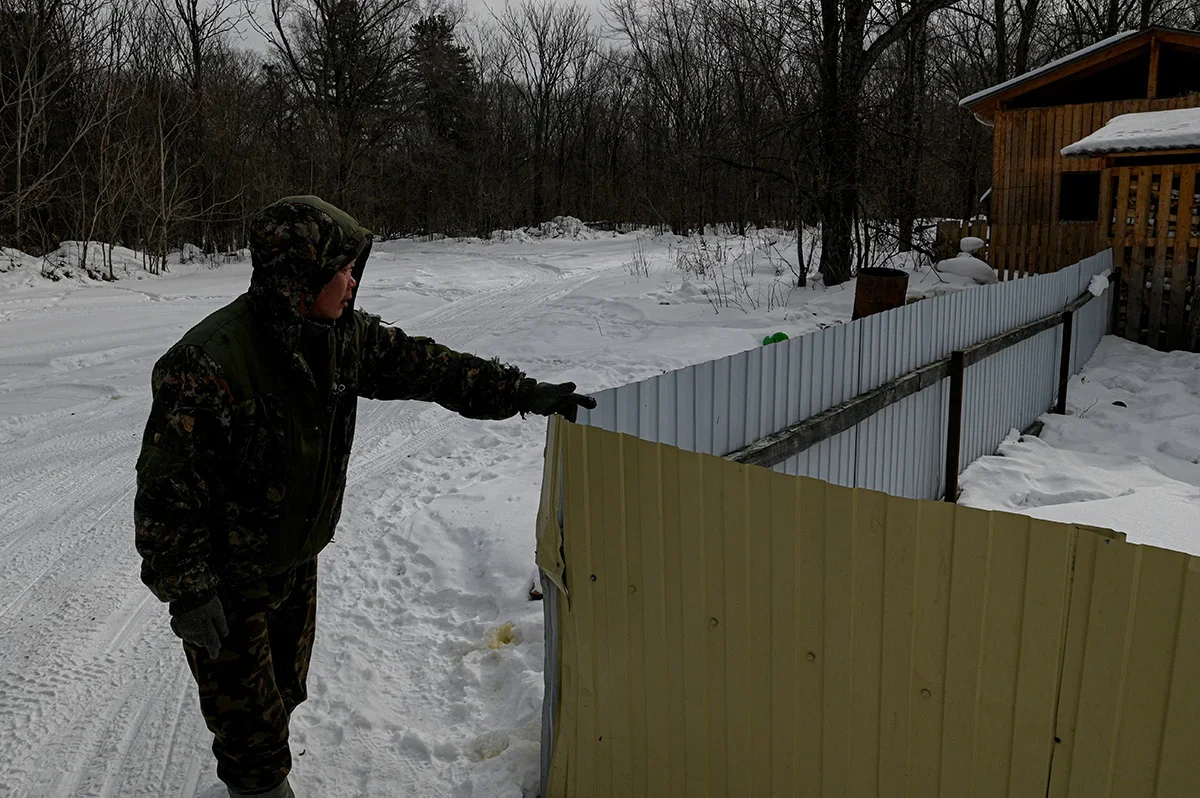 Viktor Sigde near his home. Photo by Irina Kravtsova / Novaya Gazeta Europe