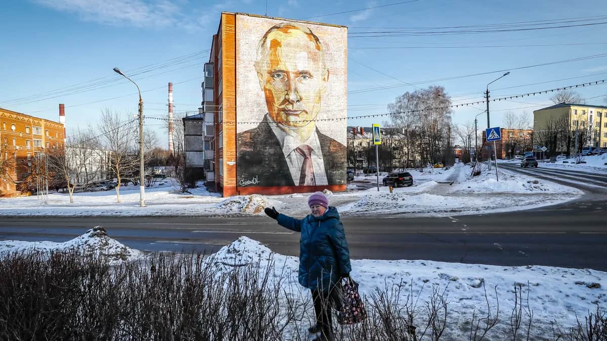 A mural depicting Russian President Vladimir Putin on the side of a residential building in Kashira, Moscow region, in January. Photo: EPA-EFE/YURI KOCHETKOV