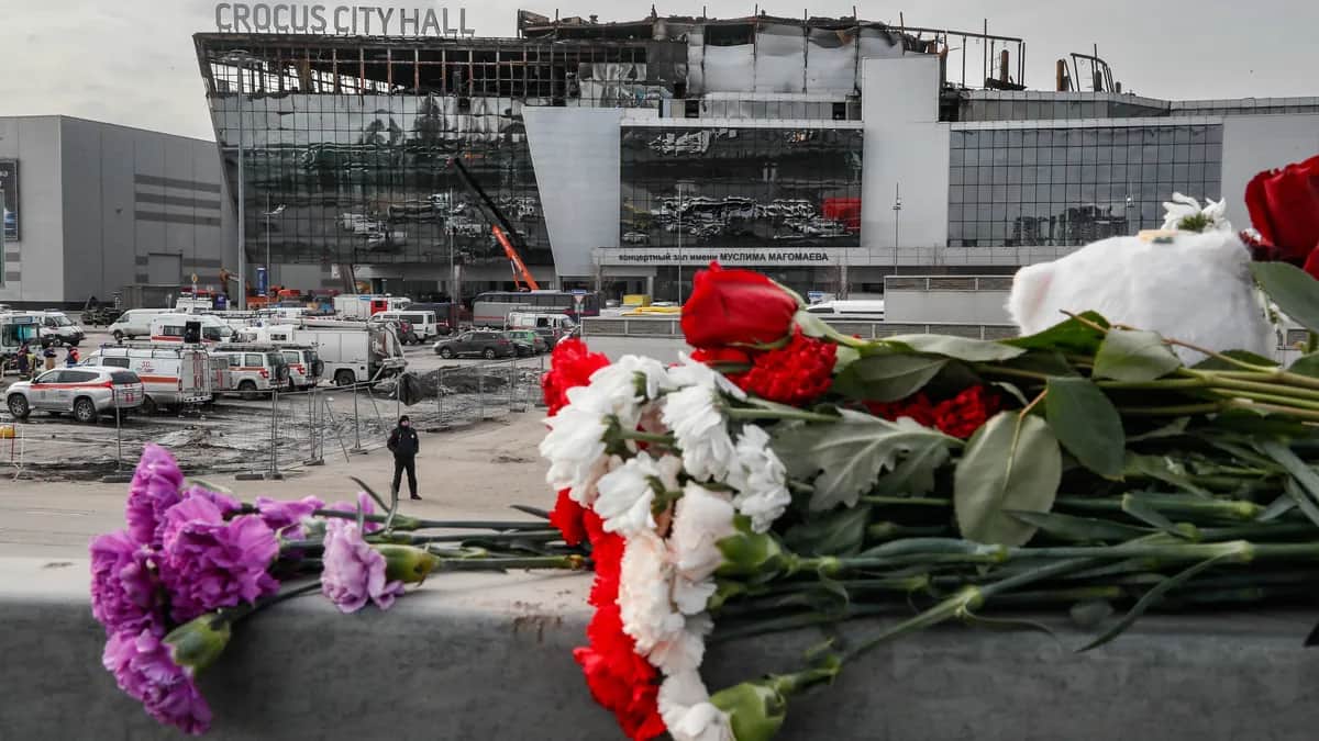 Floral tributes to the dead are left outside Crocus City Hall four days after the terror attack in Krasnogorsk, outside Moscow, 26 March 2024. Photo: EPA-EFE/YURI KOCHETKOV