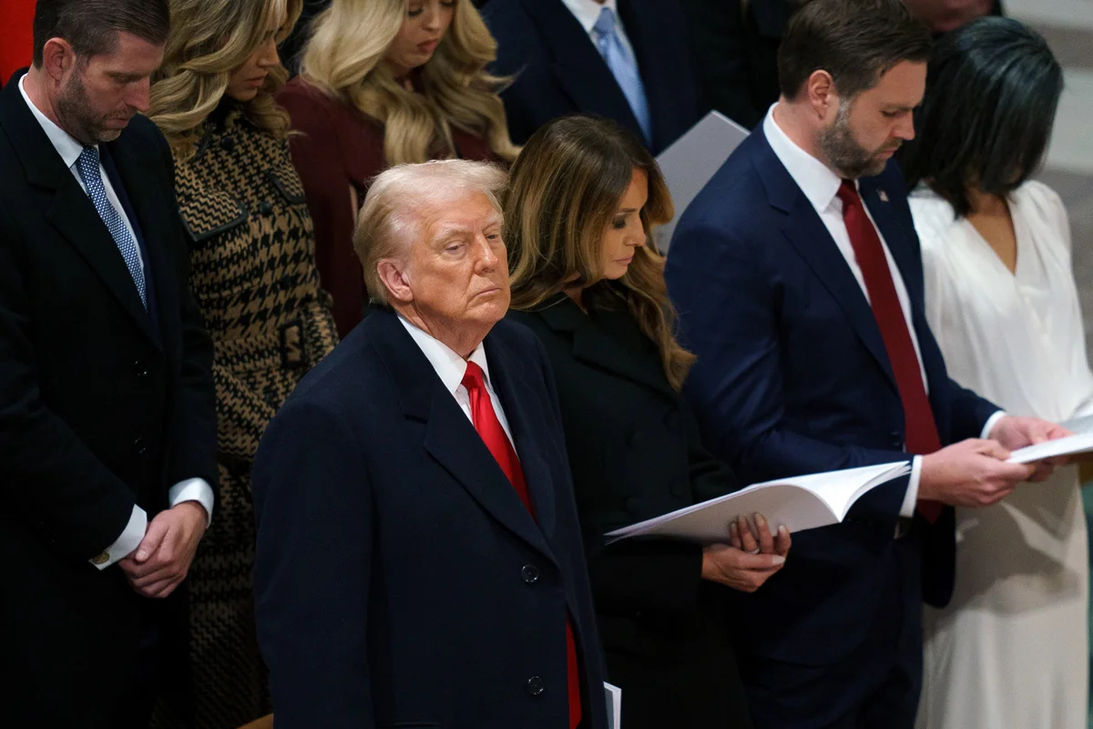 Дональд Трамп, Мелания Трамп, Джей Ди Вэнс и Уша Ванс на национальной молитвенной службе в Вашингтонском национальном соборе, 21 января 2025 года. Фото: Will Oliver / EPA-EFE