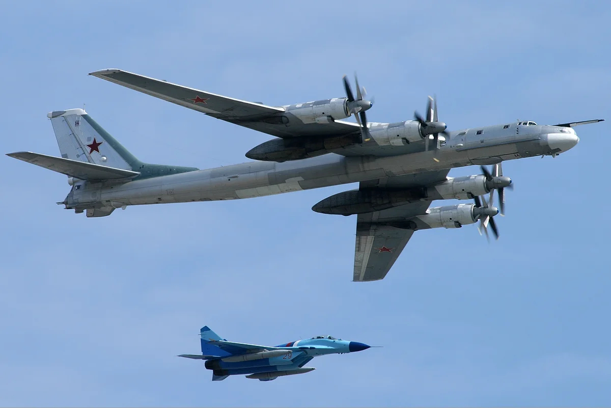 Ту-95МС и МиГ-29. Фото: <a href="https://commons.wikimedia.org/w/index.php?curid=16694357">Wikimedia Commons</a>, <a href="http://www.airliners.net/photo/Russia---Air/Tupolev-Tu-95MS/1355894/L/">Sergey Kustov</a>, CC BY-SA 3.0