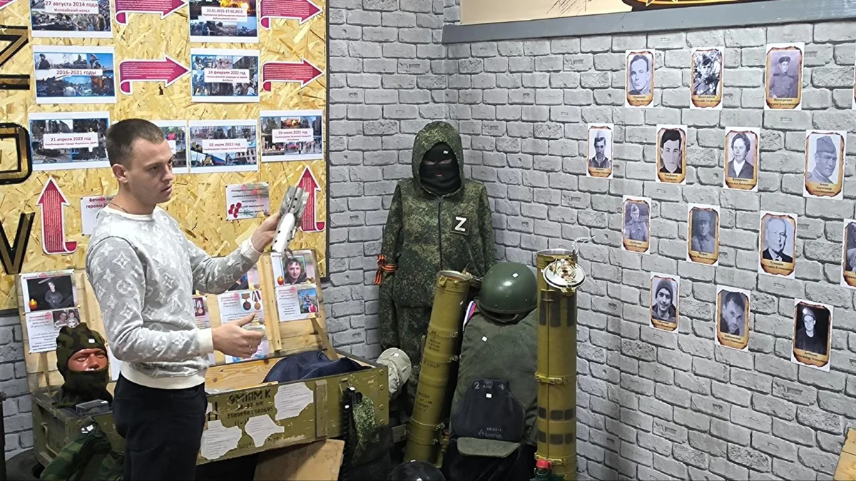 Игорь Пугачев в школьном музее. Источник: Ровеньковская школа № 3