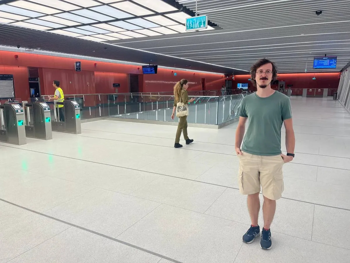 Константин Коновалов на одной из станций метротрамвая в Рамат-Гане. Фото: «Новая газета Европа»