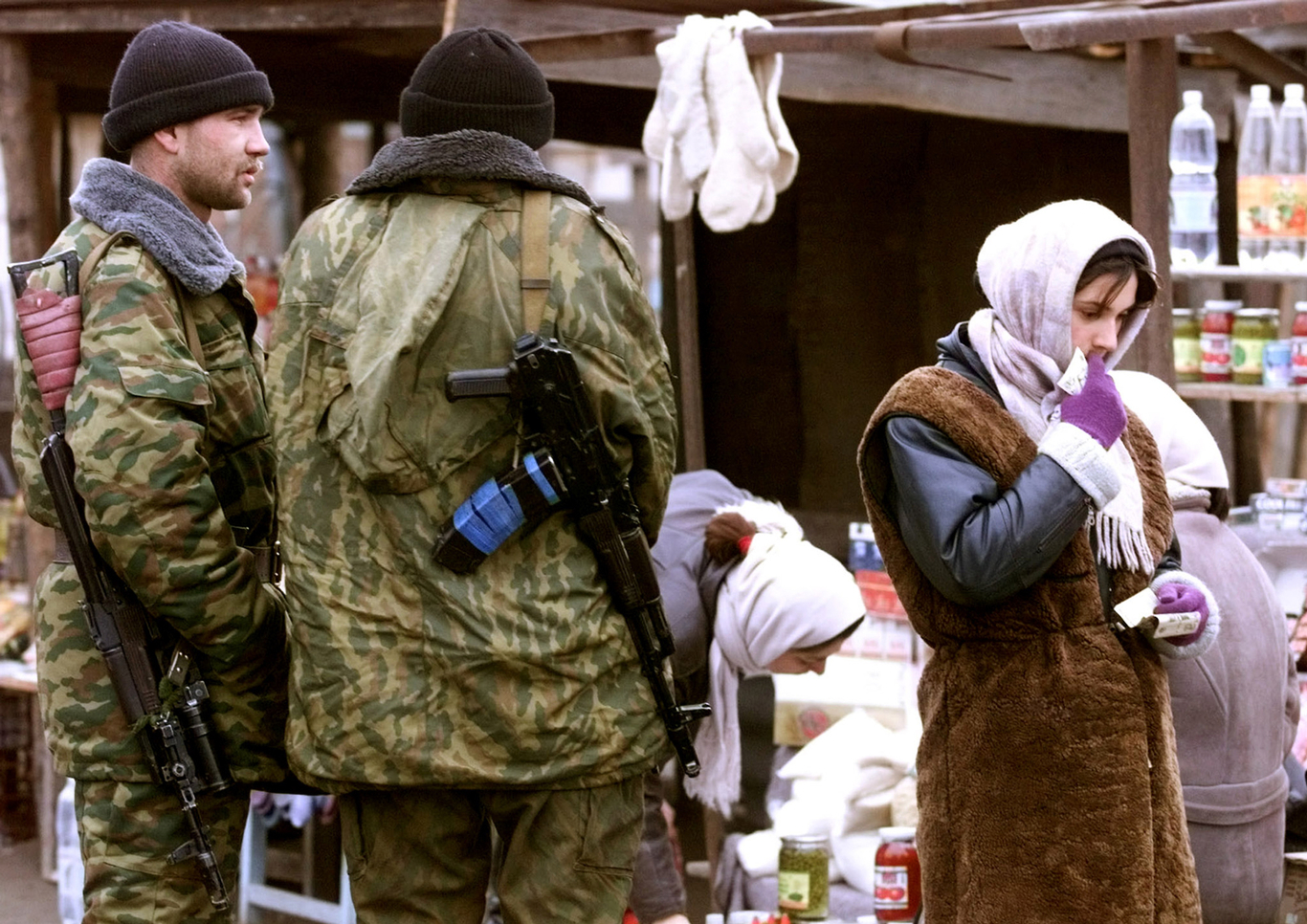 Russian soldiers at a market in Chervlyonnaya, Chechnya, 24 December 1999. Photo: Reuters / Scanpix / LETA
