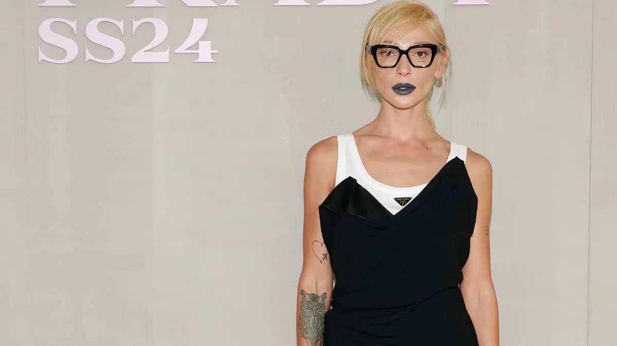 Настя Ивлеева на показе женской одежды Prada в Милане, 21 сентября 2023 года. Фото: Клаудио Лавения/Getty Images