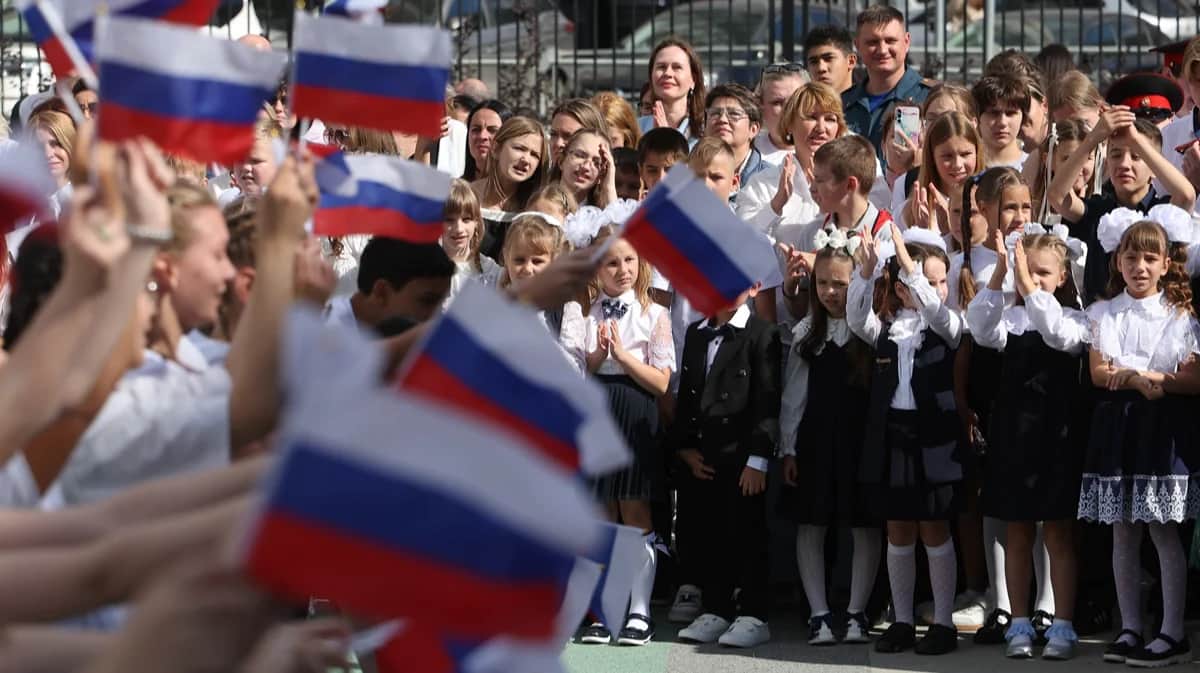 Первые классы на линейке в честь начала учебного года в Москве, 1 сентября 2025 года. Фото: Максим Шипенков / EPA