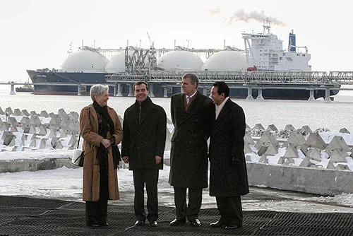 Российские и западные политики посещают проект «<a href="https://en.wikipedia.org/wiki/Sakhalin-II" rel="noopener noreferrer" title="https://en.wikipedia.org/wiki/Sakhalin-II">Сахалин-2</a>» 18 февраля 2009 года. Фото: <a href="https://commons.wikimedia.org/w/index.php?curid=6285398" rel="noopener noreferrer" title="https://commons.wikimedia.org/w/index.php?curid=6285398">Wikimedia Commons, CC BY 4.0</a>