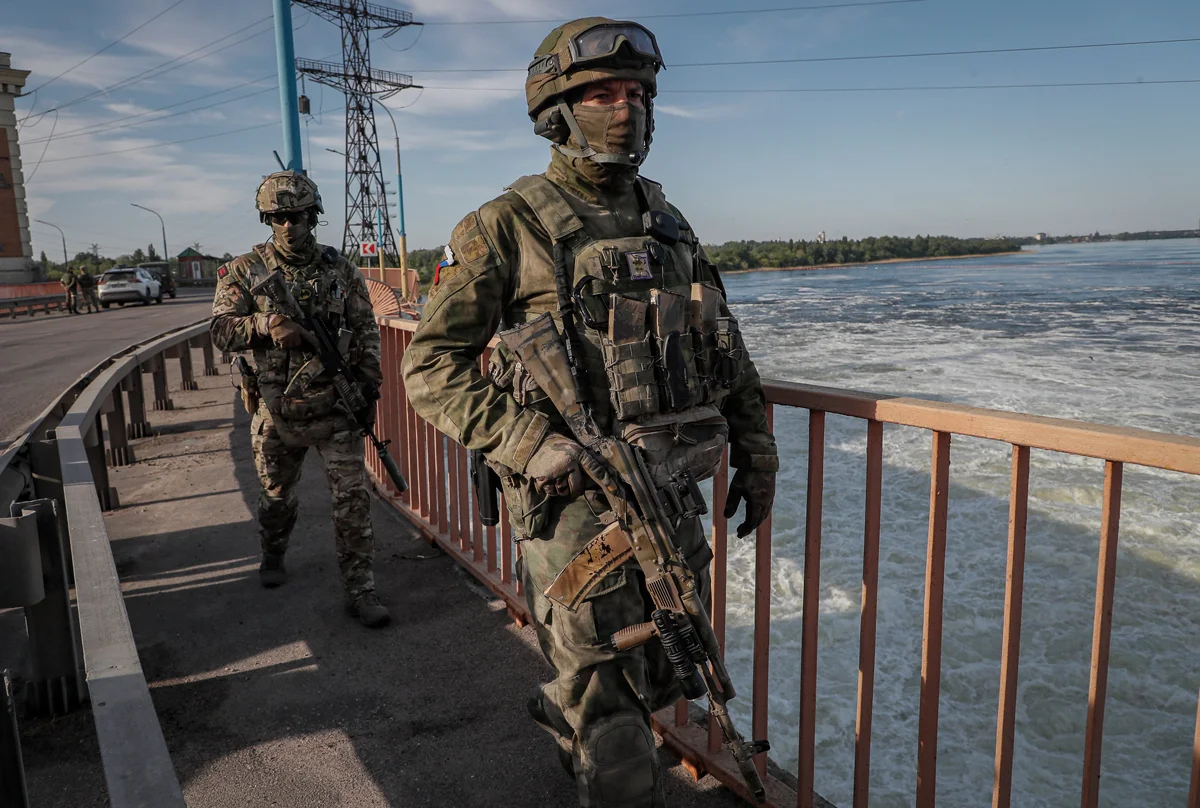 Российские военные на Каховской ГЭС, Украина, 20 мая 2022 года. Фото: Сергей Ильницкий / EPA