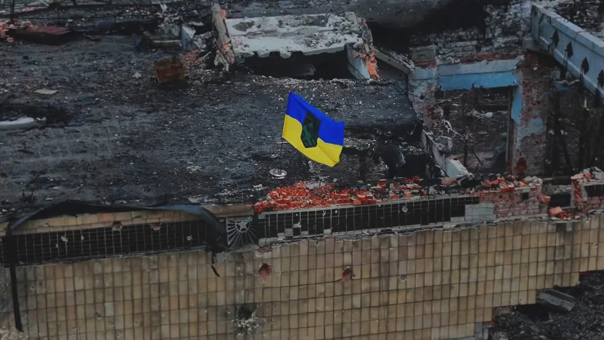 The flag raised by Ukrainian soldiers on the Kupyansk city administration building. Photo: <a href="https://www.facebook.com/reel/766191142519985/?__cft__%5b0%5d=AZbnQSffnR3jLKdDaXEREOsSKYIxAev5uo_xXoD3Z_hGQiVYC280RumlonbxF7N-4xpM0ZaRgQhESbPbNKQXtzy6-VlvkSUa5lzO8LViGz4_G_4fIA8Ypc4NsY8tW29HsnN-23OQgjNLsrkAoeJWbkOSI90n-ayTHBjkxlVNh8_u2BkbGqdNg0S7g9LmNZB3V8UHn14AafFMwsqmtnLiw6GI&amp;__tn__=%2CO%2CP-R" rel="noopener noreferrer" title="https://www.facebook.com/reel/766191142519985/?__cft__%5b0%5d=AZbnQSffnR3jLKdDaXEREOsSKYIxAev5uo_xXoD3Z_hGQiVYC280RumlonbxF7N-4xpM0ZaRgQhESbPbNKQXtzy6-VlvkSUa5lzO8LViGz4_G_4fIA8Ypc4NsY8tW29HsnN-23OQgjNLsrkAoeJWbkOSI90n-ayTHBjkxlVNh8_u2BkbGqdNg0S7g9LmNZB3V8UHn14AafFMwsqmtnLiw6GI&amp;__tn__=%2CO%2CP-R">Khartiya Corps</a>
