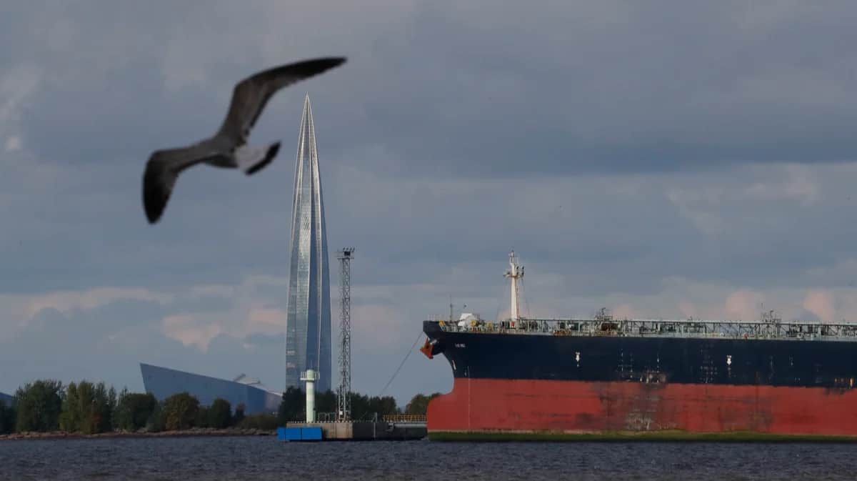Нефтяной танкер на фоне штаб-квартиры корпорации «Газпром» в Санкт-Петербурге, 20 сентября 2022 года. Фото: Анатолий Мальцев / EPA