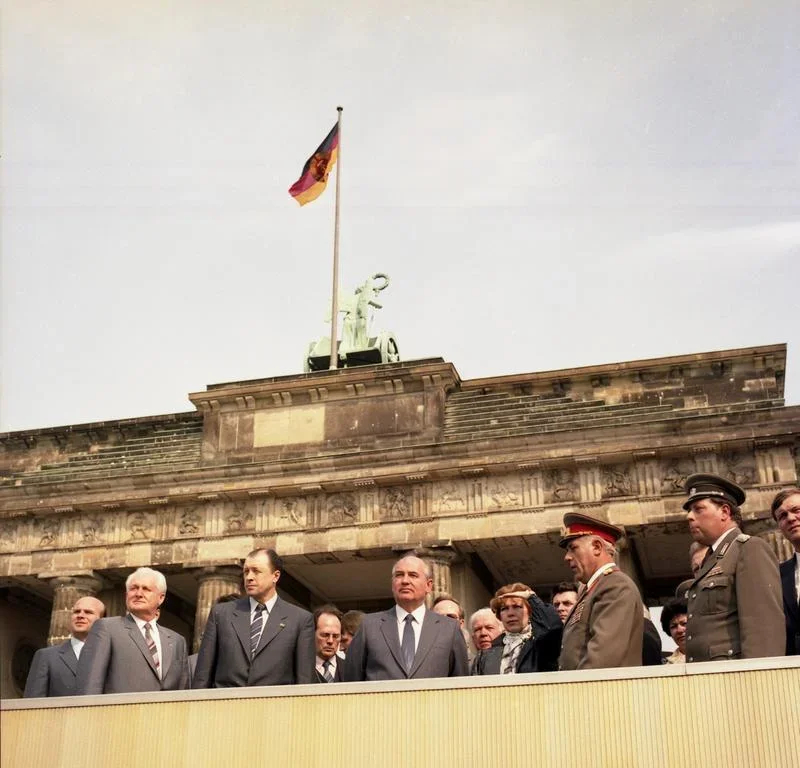 Mikhail Gorbachev in front of the Brandenburg Gate, 1986. Photo: Wikipedia