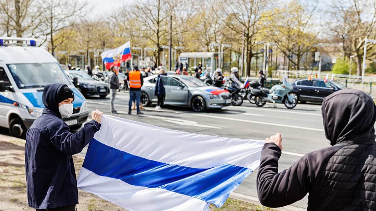 Демонстранты с БСБ-флагом на фоне пророссийского автозабега в Гановере в апреле 2022. Фото: Michael Matthey / picture alliance / Getty Images<br>