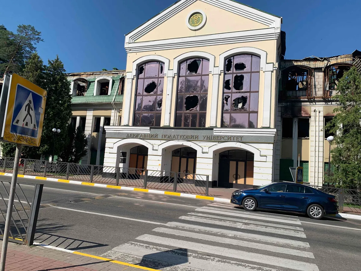 Главный корпус государственного налогового университета в Ирпене снесут: после российских «освободителей» от здания осталась только коробка. Фото: Ольга Мусафирова, специально для «Новой газеты Европа»