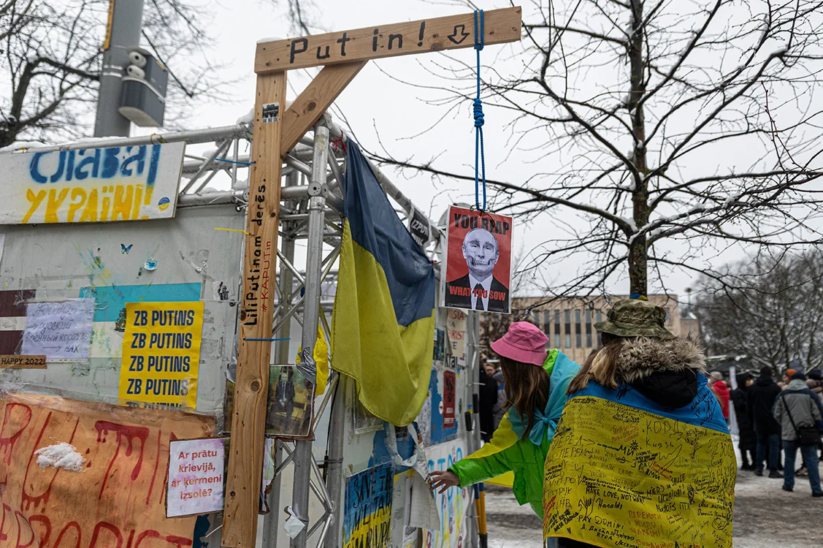 Инсталляция с Путиным и виселицей рядом с посольством, 24 февраля 2023 года. Фото: Владислав Докшин / «Новая-Европа»