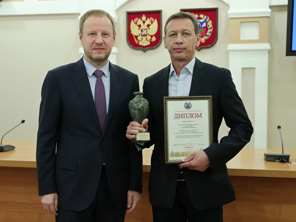 Василий Гамаюнов (справа). Фото: Антон Федотов / пресс-служба Правительства Алтайского края / <a data-sk="tooltip_parent" data-stringify-link="https://www.kuchuk.ru/blog/news/kuchuksulfat-vnov-priznan-luchshim-socialno-otvetstvennym-rabotodatelem/" href="https://www.kuchuk.ru/blog/news/kuchuksulfat-vnov-priznan-luchshim-socialno-otvetstvennym-rabotodatelem/" rel="noopener noreferrer" target="_blank">Кучуксульфат</a>