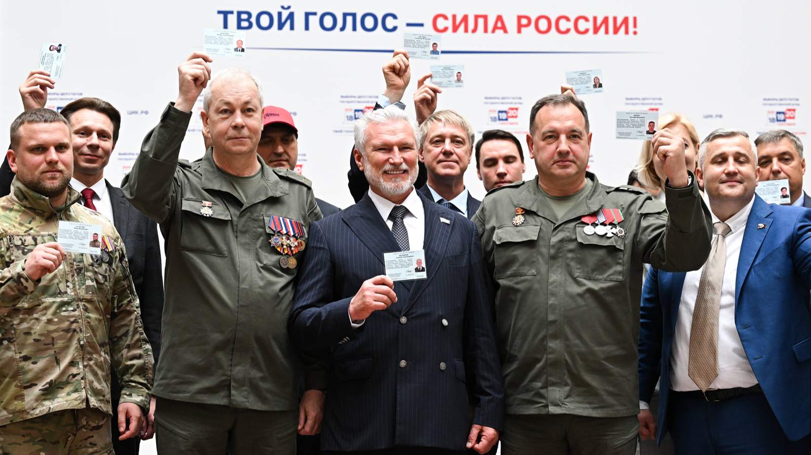 Председатель партии «Родина» Алексей Журавлев и его однопартийцы позируют для фото после заседания Центральной избирательной комиссии (ЦИК) РФ, посвященного выборам в Госдуму и региональным избирательным кампаниям. Москва. 29 июля 2026 года. Фото: Сергей Бобылев / Спутник / Imago Images / Scanpix / LETA