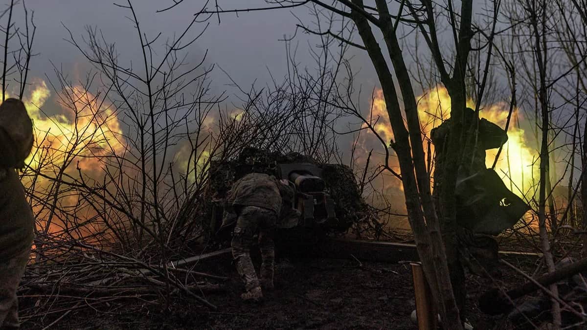 Ukrainian soldiers launch artillery strikes in the direction of Bakhmut, eastern Ukraine, 18 November 2023. Photo: Diego Herrera Carcedo / Anadolu / Getty Images